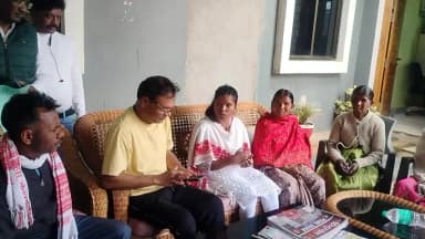 माननीय मंत्री श्री चमरा लिंडा IIT से PHD करने वाली सबिता कच्छप को किया सम्मानित। शोध के लिए पूरा सहायता प्रदान करेंगे।