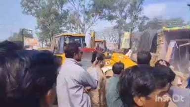 पोहरी: पोहरी में सड़क निर्माण कार्य में बाधा बने अवैध अतिक्रमण हटाए गए