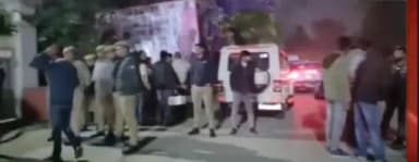 सैफई: सैफई में देर शाम अपने आवास पर पहुंचे सपा मुखिया अखिलेश यादव