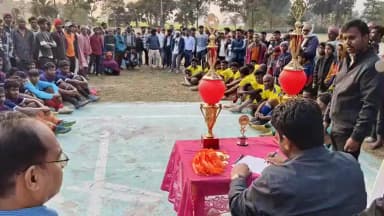 धमदाहा: सोहराय महोत्सव के दूसरे दिन रोमांचक फुटबॉल मुकाबला, हरिनकोल ने किशनपुर बलुआ को 2-1 से हराया