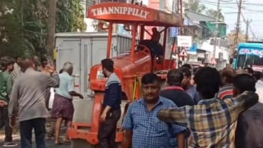 കൊച്ചി: റോഡ് റോളർ ഓടിച്ചു കൊണ്ടിരുന്ന ഡ്രൈവർദേഹാസ്വസ്ഥ്ത്യം അനുഭവപ്പെട്ടതിനെ തുടർന്ന് വാഹനത്തിന്റെ നിയന്ത്രണം നഷ്ടപെട്ടു