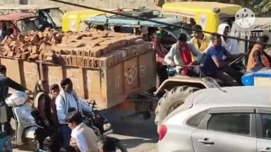 कैलारस: कैलारस में NH-552 की MS रोड और पहाड़गढ़ रोड पर लगा जाम, सैकड़ों वाहन फंसे, पुलिस ने खुलवाया