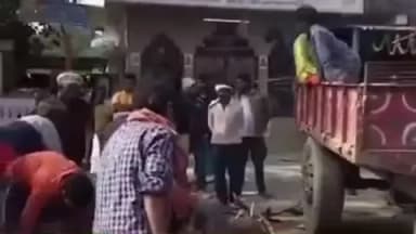 गोरौल: सोधो अंधारी गाछी चौक: श्मशान घाट का रास्ता रोकने पर परिजनों ने सड़क पर किया शव का दाह संस्कार