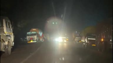 बड़वारा: ग्राम मझगवां में सड़क किनारे खड़े ओवरलोड वाहन दे रहे दुर्घटना को दावत, प्रशासन बेखबर