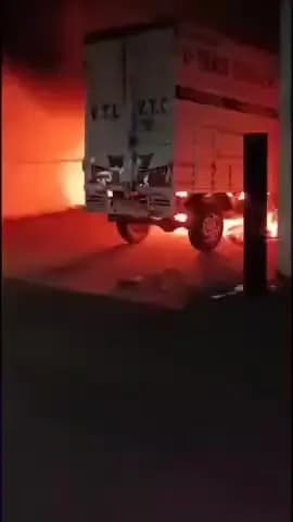 પલસાણા: ચલથાણ રાજહંસ ટ્રાન્સપોર્ટ નગરમાં એક સાથે ત્રણ ટેમ્પોમાં આગ લાગતા નાસભાગ મચી જવા પામી હતી