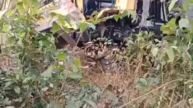 మారేడుమిల్లి మండలం బొడ్లంక సమీపంలో అదుపుతప్పి చెట్టు నుండి కొట్టిన టిప్పర్ ఇద్దరికి గాయాలు