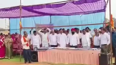 अभनपुर: निमोरा के ग्रामीणों ने एसडीएम कार्यालय के बाहर मंदिर की जमीन को लेकर किया प्रदर्शन