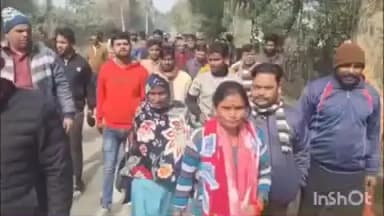 लखीमपुर: खीरी कस्बे में नगर पंचायत के द्वारा कराए जा रहे नाला खुदाई कार्य बना विवाद की वजह,सफाई नायक से अभद्रता पर भड़के कर्मचारी