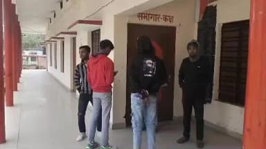 हाटा: प्रशासनिक अव्यवस्था का असर: एसआईआर कैंप में समय को लेकर मतदाता परेशान