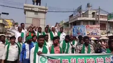 ಚಳ್ಳಕೆರೆ: ಕೋವಿಡ್ 19 ಸಂದರ್ಭದಲ್ಲಿ ಕರ್ತವ್ಯ ನಿರ್ವಹಿಸಿದ 18 ಪೌರಕಾರ್ಮಿಕರನ್ನು ಮರುನೇಮಕ ಮಾಡಿಕೊಳ್ಳುವಂತೆ ಒತ್ತಾಯಿಸಿ ಚಳ್ಳಕೆರೆ ನಗರಸಭೆ ಬಳಿ ಪ್ರತಿಭಟ