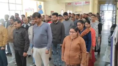 शहीद दिवस पर श्रद्धांजलि अर्पित करने हेतु कलेक्ट्रेट में मौन धारण
-
CM Madhya Pradesh
Jansampark Madhya Pradesh
#Jansa...