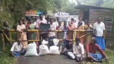 கொடைக்கானல்: தாண்டிக்குடி அருகே சாலையில் 2 இடங்களில் தடுப்புகள் அமைத்த வனத்துறை - தடுப்புகள் முன்பு நின்று பொதுமக்கள் போராட்டம்