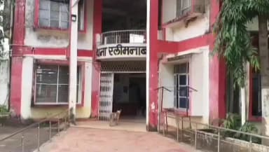 स्लीमनाबाद: पडवार मोड़ के पास खड़े ट्रॉले से कार टकराई, तीन लोग घायल