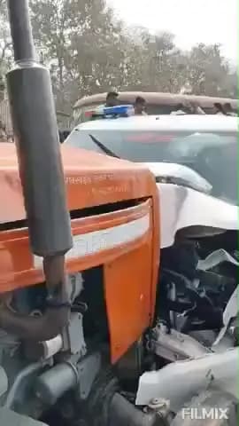 अर्धापूर: शहरातील तहसील कार्यालयाजवळ तहसीलदार देवणीकर यांच्या चार चाकी शासकीय वाहनाला ट्रॅक्टरची धडक
