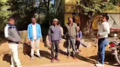 झांसी: खुजा गांव में बेटे ने कर्ज लेकर पिता की त्रयोदशी मनाई, फिर कुएं में कूदकर की आत्महत्या, झांसी में हुआ पोस्टमार्टम