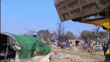 ਬਰਨਾਲਾ: ਨਗਰ ਸੁਧਾਰ ਟਰਸਟ ਵੱਲੋਂ 25 ਏਕੜ ਨਜਦੀਕ ਨਜਾਇਜ਼ ਤੌਰ ਤੇ ਉਸਾਰੀਆਂ ਗਈਆਂ ਝੁੱਗੀਆਂ ਤੇ ਚਲਵਾਇਆ ਗਿਆ ਬੁਲਡੋਜਰ ਵੱਡੀ ਗਿਣਤੀ ਚ ਪੁਲਿਸ ਰਹੀ ਮੌਜੂਦ