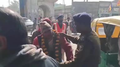 कुदरा: सड़क सुरक्षा माह के तहत चांदनी चौक पर 50 बाइक चालकों को बांटे गए मुफ्त हेलमेट, माला पहनाकर लोगों से की गई अपील