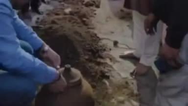 झांसी: रक्सा के शिव मंदिर में खुदाई के दौरान निकले मटके में सिक्के, पुरातत्व विभाग की टीम जांच के लिए पहुंची, वीडियो हुआ वायरल