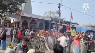 गोरौल: सोधो अंधारी में श्मशान का रास्ता रोकने पर सड़क पर चिता सजाकर किया शव का दाह संस्कार