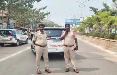 సూర్యాపేట: సూర్యాపేటలో మున్సిపాలిటీ ఎన్నికల నామినేషన్ ప్రక్రియ పరిశీలించిన డి.ఎస్.పి ప్రసన్నకుమార్ సిఏ వెంకట్