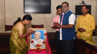 ತಿಕೋಟಾ: ನಗರದ ಮಹಿಳಾ ವಿವಿಯ ಸಭಾಂಗಣದಲ್ಲಿ ಹುತಾತ್ಮ ದಿನದ ಕಾರ್ಯಕ್ರಮ ಆಯೋಜನೆ