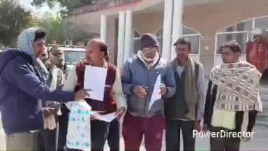 राजापुर: निर्धारित जियो के तहत वेतन दिए जाने की मांग को लेकर सेमरदहा जल संस्थान के आउटसोर्सिंग कर्मचारी पहुंचे डीएम कार्यालय