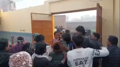 मुरादाबाद: डीलारी के आलियाबाद में एक स्कूल टीचर के साथ भीड़ ने दौड़ा-दौड़ाकर की मारपीट, वीडियो सोशल मीडिया पर तेजी से वायरल