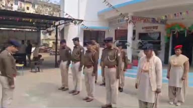 सिमडेगा: महात्मा गांधी की पुण्यतिथि पर एसपी के निर्देश पर सदर थाना में पुलिस जवानों ने दी श्रद्धांजलि