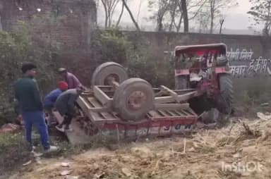पड़वा: पड़वा में ईंटों से लदा ट्रैक्टर पलटा, चालक और मजदूर बाल-बाल बचे