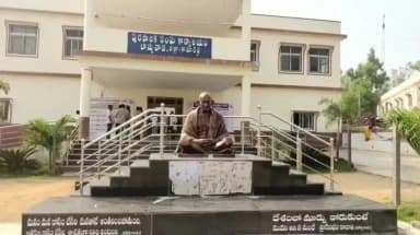 బాన్సువాడ: బాన్సువాడ నామినేషన్ కేంద్రం వద్ద బీజేపీ నాయకులకు, పోలీసులకు మధ్య వాగ్వాదం పరిస్థితిని అదుపు చేసిన డీఎస్పీ విట్టల్ రెడ్డి