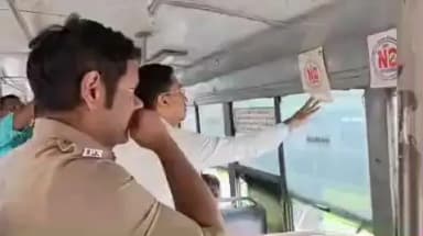 திருப்பூர் தெற்கு: கலைஞர் கருணாநிதி மத்திய பேருந்து நிலையத்தில் போதையில்லா தமிழ்நாடு விழிப்புணர்வு போஸ்டர்களை மாவட்ட கலெக்டர் வழங்கினார்