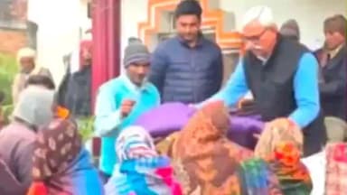 मेजा: अमोरा ग्राम पंचायत में प्रधान प्रतिनिधि ने गरीब और असहायों को बांटे कंबल, मिली ठंड से राहत