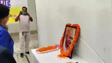सिमडेगा: राष्ट्रपिता महात्मा गांधी की पुण्यतिथि पर समाहरणालय में डीसी ने दी श्रद्धांजलि