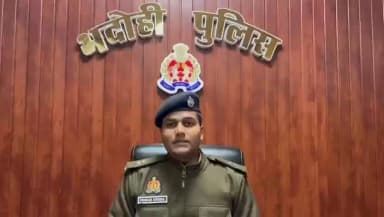 ज्ञानपुर: कोइरौना में इनवर्टर-बैटरी चोर गिरफ्तार, भारी सामान किया गया बरामद