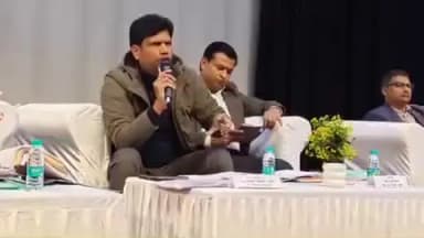 झांसी: दीनदयाल सभागार में आवास विकास परिषद की नियोजन समिति बैठक में किसानों का हंगामा, खून से लिखा पत्र