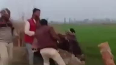 कायमगंज: थाना कम्पिल क्षेत्र में ग्रामीणों ने दबंग युवक को पकड़कर छीना तमंचा, वीडियो हुआ वायरल