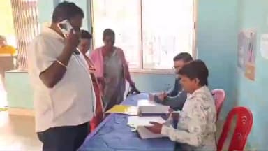 सिमडेगा: नगर निकाय चुनाव को लेकर सिमडेगा अंचल कार्यालय में 1 से 5 वार्ड के लिए 6 प्रत्याशियों ने खरीदा पर्चा