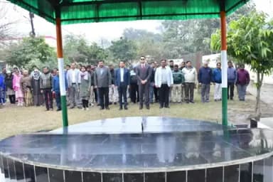 बदायूं: बदायूं जिलाधिकारी ने अधिकारियों के साथ शहीद दिवस पर शहीदों को नमन किया, रखा दो मिनट का मौन