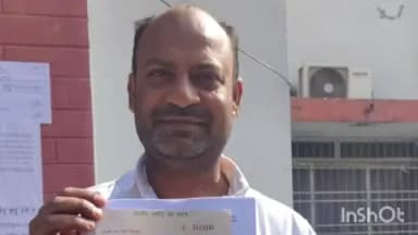 राजमहल: राजमहल नगर पंचायत क्षेत्र के वार्ड नंबर 5 से मो. मारूफ उर्फ गुड्डू ने प्रत्याशी के तौर पर नामांकन पर्चा खरीदा