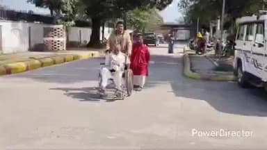 राजापुर: राजापुर के लोहदा में पीएम आवास के लाभ से वंचित ग्रामीण विकलांग ने शिकायत लेकर डीएम कार्यालय पहुंचे