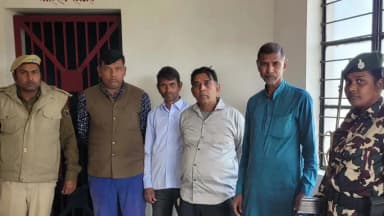 फुल्लीडूमर: खेसर पुलिस ने पथलकुड़िया गांव से चार गैर-जमानती वारंटियों को किया गिरफ्तार