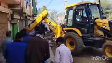 पोहरी: पोहरी में प्रशासन ने सड़क निर्माण में बाधा बने अवैध अतिक्रमण दूसरे दिन भी हटाए