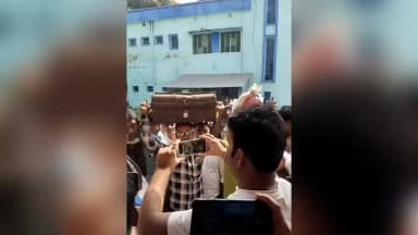 বড়ঞা: মাথায় টিনের বাক্স, ভিতরে জীবনের প্রমাণ! বড়ঞা SIR হেয়ারিং ক্যাম্পে ব্যতিক্রমী ছবি