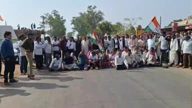 पत्थलगांव: पाकरगांव में कांग्रेसियों ने धान खरीदी की तिथि बढ़ाने को लेकर पत्थलगांव में जोरदार धरना दिया, NH-43 पर किया चक्का