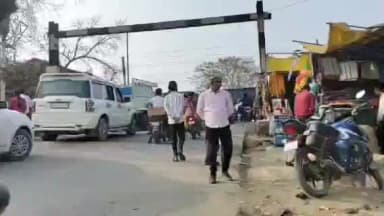 हैदरनगर: हैदरनगर बस स्टैंड के पास रेलवे फाटक पर 30 मिनट तक फंसी एम्बुलेंस, लगा रहा जाम