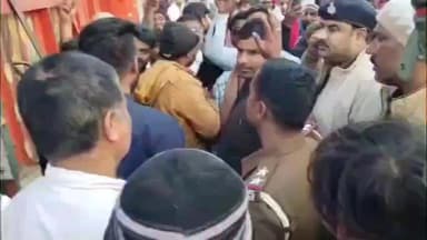 सिंघवारा: दरभंगा-मुजफ्फरपुर राष्ट्रीय राजमार्ग-27 पर चालान को लेकर विवाद, कीनू लदे ट्रक से हाइवे जाम