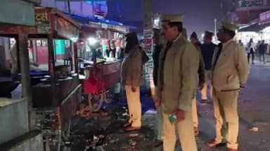 इकौना: श्रावस्ती के विभिन्न स्थानों पर पुलिस ने सड़क किनारे से हटवाया अतिक्रमण, दोबारा अतिक्रमण करने पर कार्रवाई की चेतावनी दी