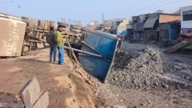 সামশেরগঞ্জ: হঠাৎ নিয়ন্ত্রণ হারিয়ে দুর্ঘটনা, সামশেরগঞ্জে উল্টে গেল ডাম্পার