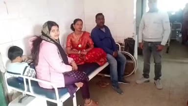 जलालगढ़: प्राथमिक स्वास्थ्य केंद्र जलालगढ़ में महिला बंध्याकरण के लिए उमड़ी भीड़