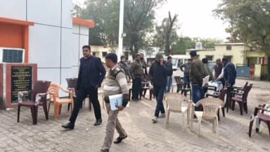 चरखारी: चरखारी खंड विकास कार्यालय का एसडीएम धीरेंद्र कुमार ने किया औचक निरीक्षण, ग्राम सचिवों के साथ की बैठक